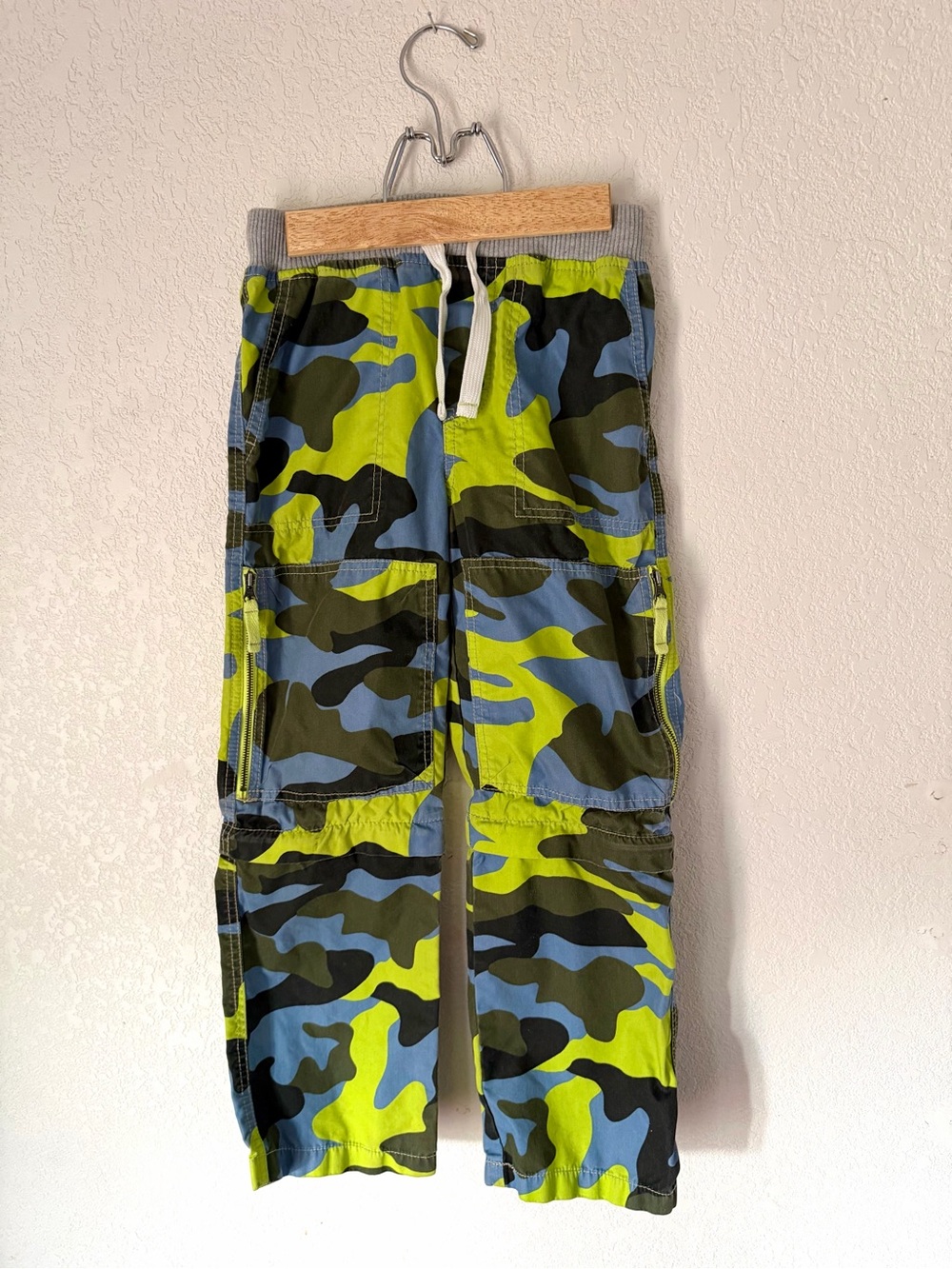Mini Boden boys' zip-off camo cargo pants size 8Y